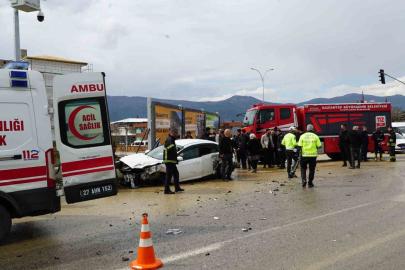 Tır ile otomobil çarpıştı: 2 yaralı