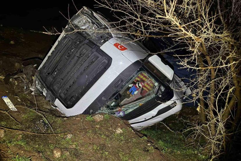 Tır şarampole yuvarlandı, sürücü yaralandı