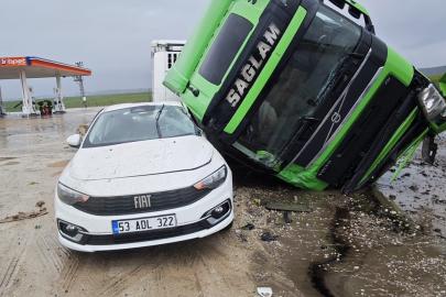 Tırın otomobilin üstüne devrildiği anlar kamerada