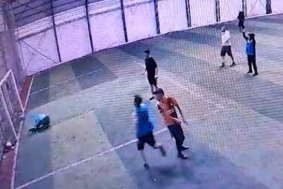 Top çarpmıştı. Halı sahada zamansız veda