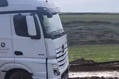 TPAO’ya ait tır çamura saplandı, köylüler seferber oldu