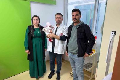 Tüm bağırsakları ve midesi karın dışında doğdu, Diyarbakır’da sağlığına kavuştu