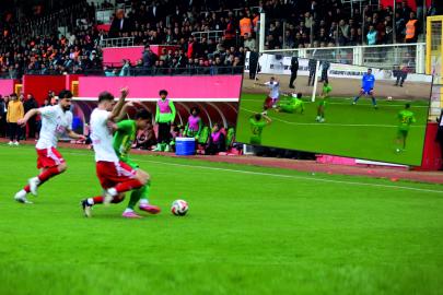 Umutlar Şanlı takımın kendi kalesine takıldı