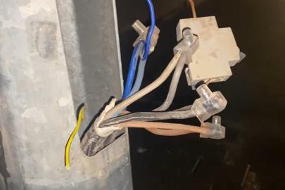 Viranşehir’de Aydınlatma Direklerinden Evlere Kaçak Hat