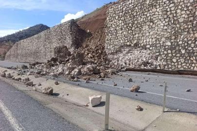 Yağışlara dayanamayan istinat duvarı yıkıldı