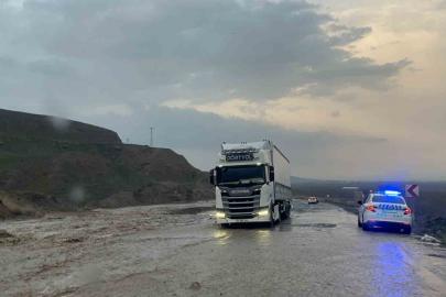 Yağmur sonrası sulama kanalı taştı: Kara yolu tek şeride düştü