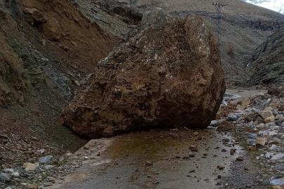Yamaçtan düşen kaya, köy yolunu ulaşıma kapattı