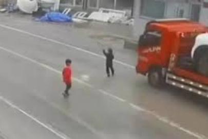 Yola fırlayan çocuk, sürücünün manevrasıyla ölümden döndü