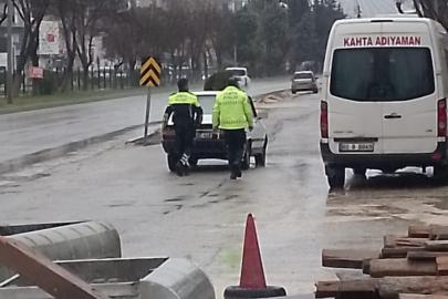 Yolda kalan araç sürücüsüne polislerden yardım