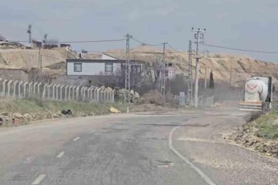 Yolda oluşan çukurlar sürücülere zor anlar yaşattı