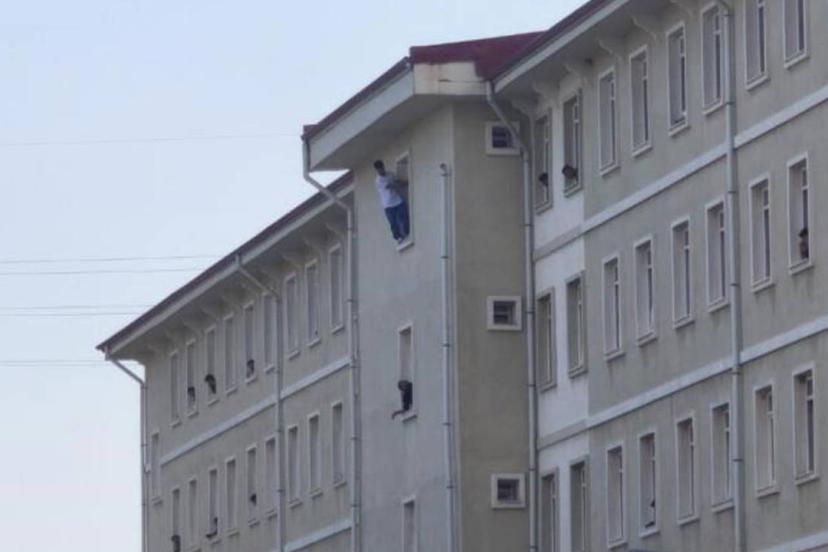 Yurdun penceresinden atlayan Urfalı genç hayatını kaybetti