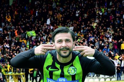 100'üncü imzasını bu kez rakip olarak attı