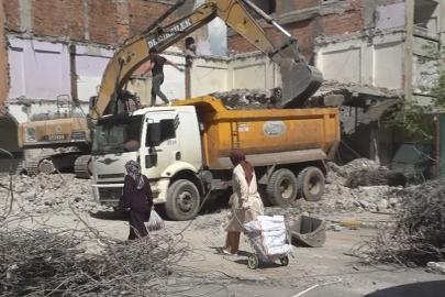 Ağır hasarlı bina yıkılırken yandaki sağlam bina da hasar aldı
