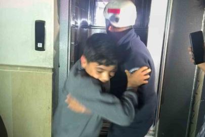 Asansörde mahsur kalan 3 çocuk kurtarıldı