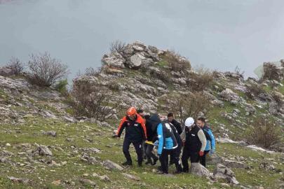 Atıyla birlikte kayalıklara yuvarlanan genç ağır yaralandı