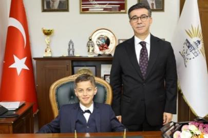 Başkan Bucak, koltuğunu öğrencilere devretti