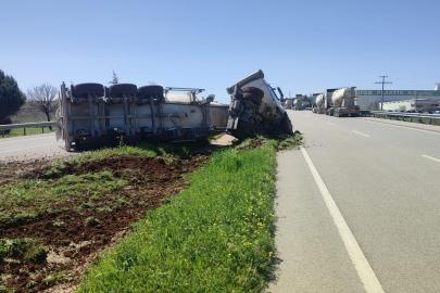 Beton mikseri devrildi