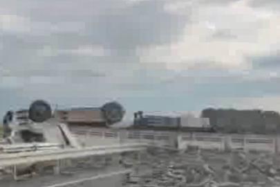 Briket yüklü tır yan yattı: 1 yaralı