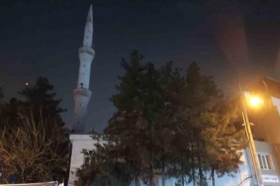 Cami minaresine yıldırım düştü