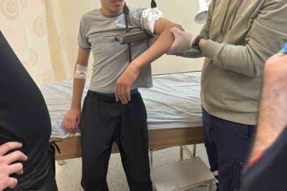 Demir korkuluk, küçük çocuğun koluna saplandı