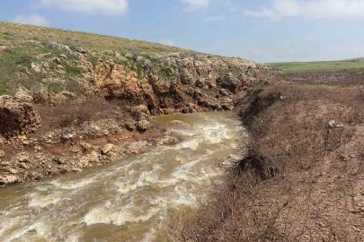 Dere suyu girdapta kayboluyor