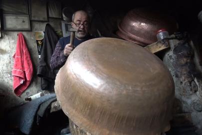 Dövme bakır kazanlar geleneksel yöntemlerle hazırlanıyor