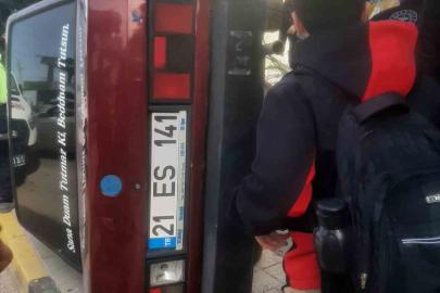 Drift atan sürücü kaldırımda yürüyen öğrencilere çarptı: 2 yaralı