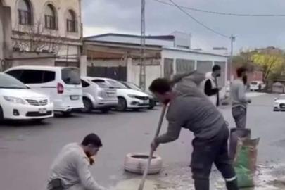 Esnaf yoldaki çukurları kendi imkanlarıyla kapatıyor
