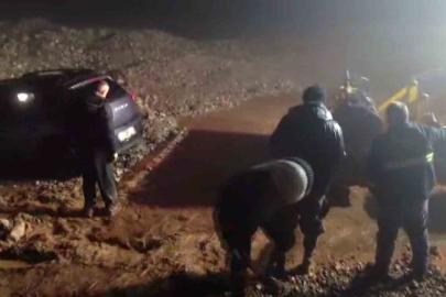 Fırtına ağılı yıktı: 6 koyun telef oldu