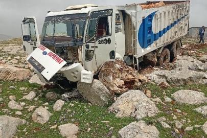Freni boşan hafriyat kamyonu taşlara çarptı: 1 yaralı