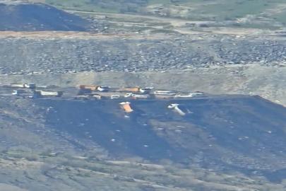 Hafriyat sahasında toprak kayması: Park halindeki 2 araç şarampole yuvarlandı