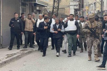 Hareketli dakikalar: 5 kişiyi rehin aldı, polise ateş açtı, yakalandı