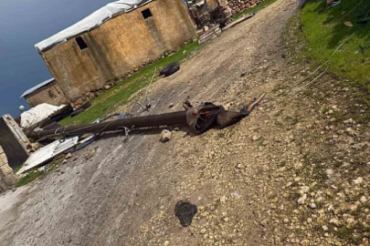 Hilvan’da fırtına direkleri devirdi