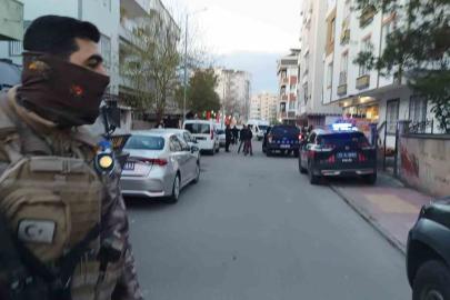 İki kişi yaşamını yitirdi silahlı saldırgan polis tarafından yakalandı