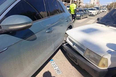 İki otomobille çarpışan motosiklet sürücüsü yaralandı