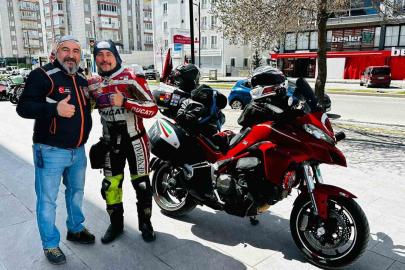 İki teker üzerinde binlerce kilometre katettiler, mübarek topraklarda umre yaptılar