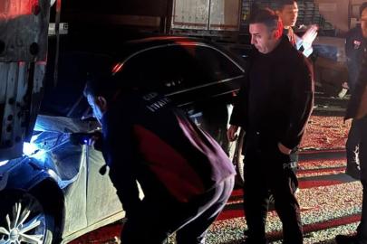 İki tır arasında sıkışan otomobil kağıt gibi ezildi: 1 yaralı