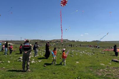 Jandarma, uçurtma şenliğinde öğrencileri yalnız bırakmadı
