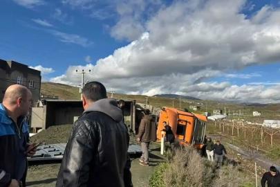 Kamyon devrildi: Uzun araç kuyruğu oluştu