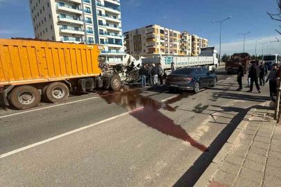 Kamyon ile tır çarpıştı: 1 yaralı