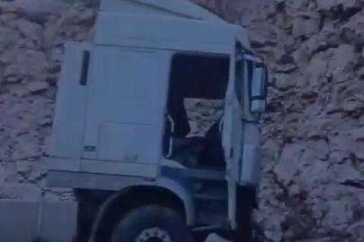 Kara yolunda yoldan çıkan tır kaza yaptı: 1 yaralı