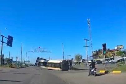 Kavşakta kontrolden çıkan tır devrildi: Facia kıl payı atlatıldı