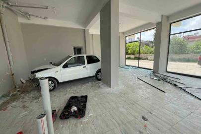 Kontrolden çıkan otomobil dükkana girdi: 1 yaralı