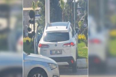 Kontrolden çıkan ticari araç kaldırıma çıktı