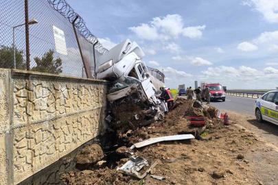 Kontrolden çıkan yakıt tankerinin sürücüsü yaralandı