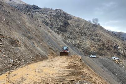 köy yolunda heyelan