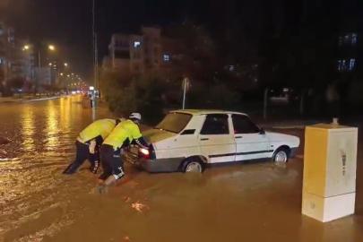 Kuvvetli yağış sele neden oldu, araçlar mahsur kaldı