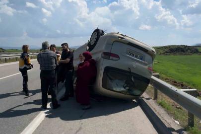 Lastiği patlayan minibüs takla attı