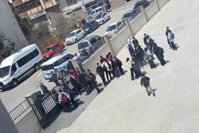 Lise önünde kurusıkı tabancalı saldırı paniği