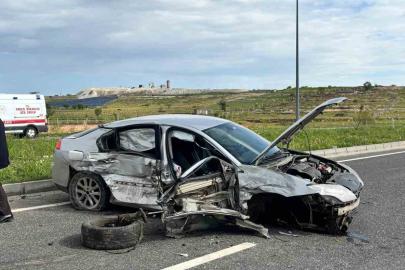 Minibüs ve otomobil çarpıştı: 2 yaralı